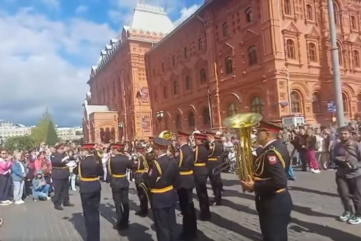  Orkestar MUP-a RS privukao pažnju prolaznika u Moskvi (VIDEO) 