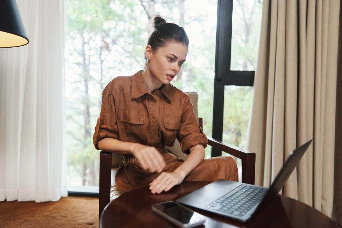  Haljine u smeđoj boji su trend za jesen 2025 