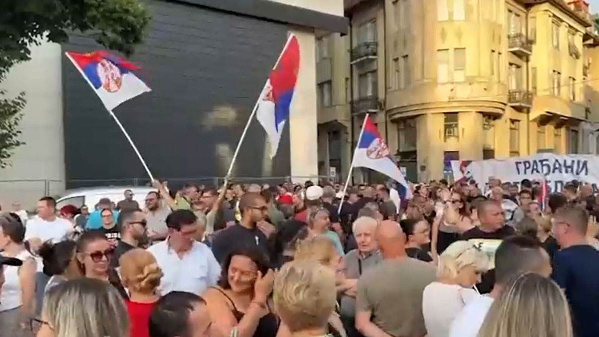  Okupljanje sns pristalica protiv blokada 