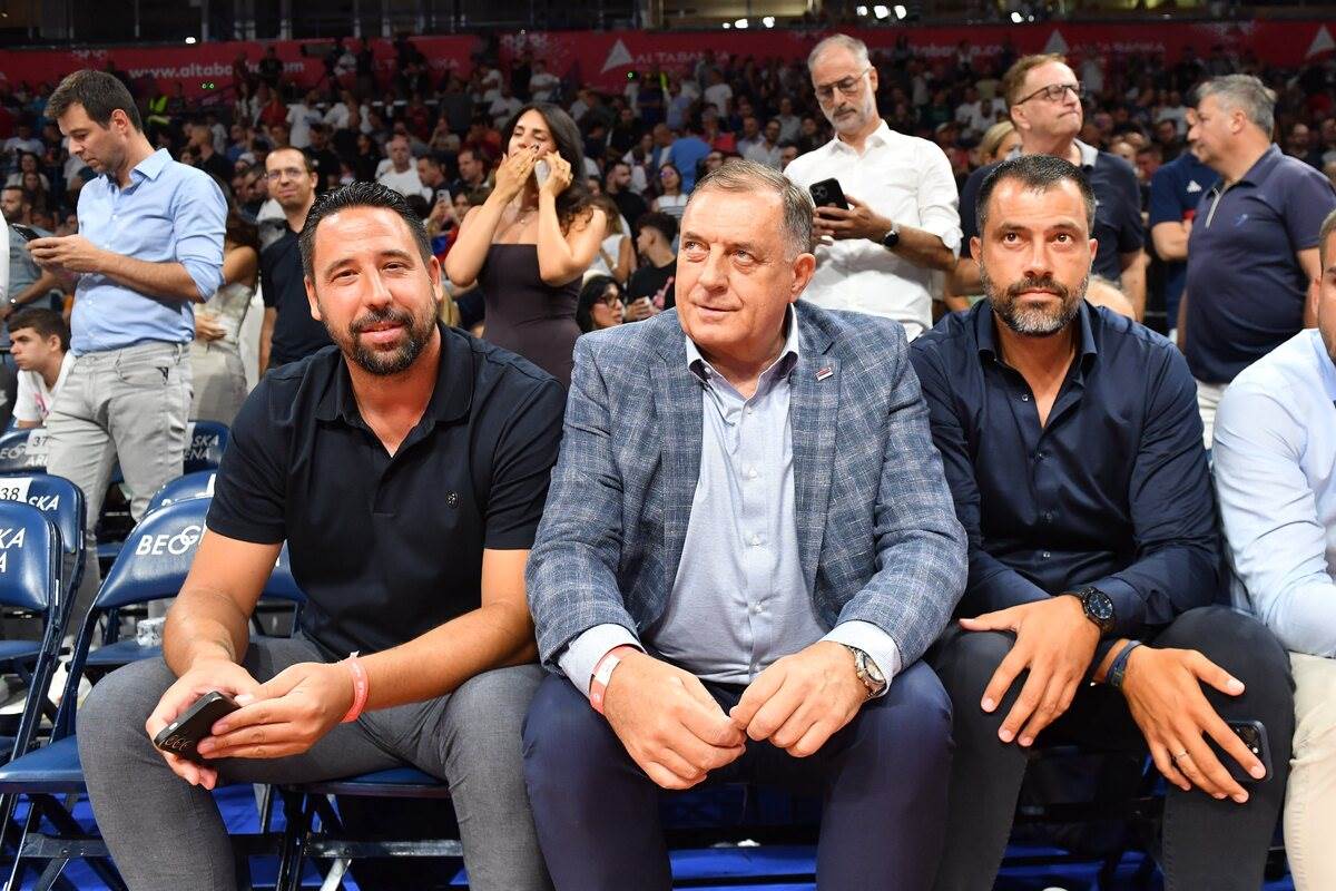  Beogradska publika izviždala Milorada Dodika na meču Srbije i Slovenije (VIDEO)
 