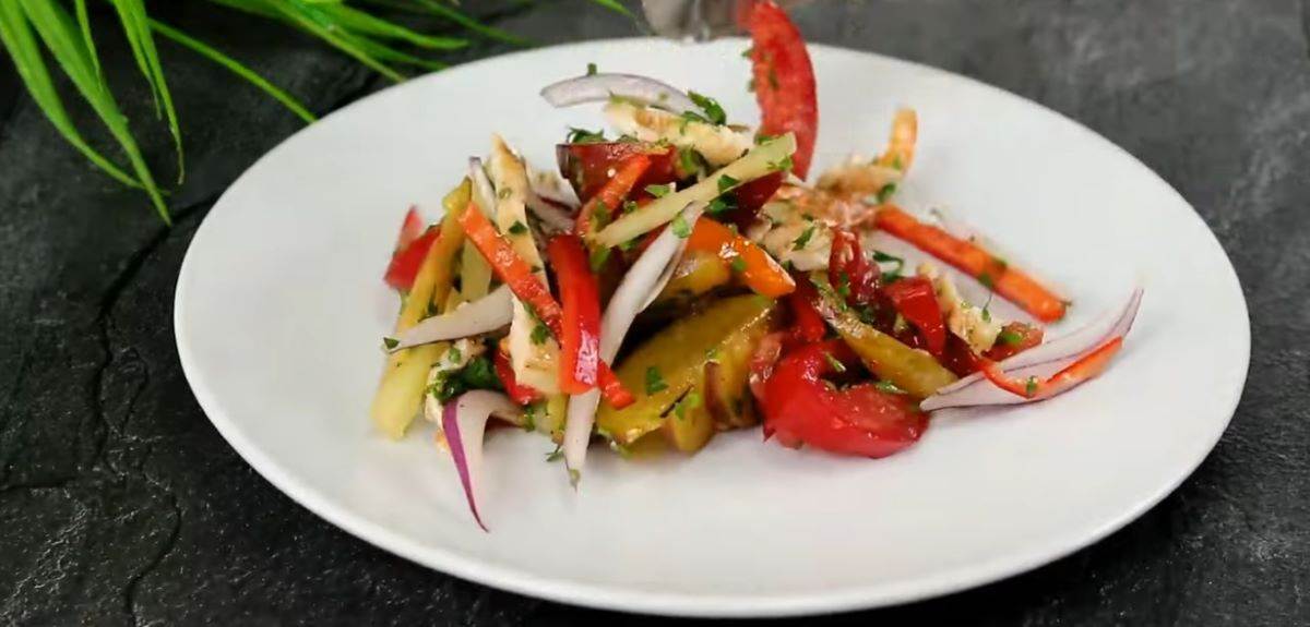  Salata sa grilovanom piletinom i povrćem 