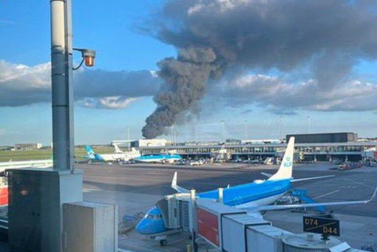  Veliki požar kod aerodroma u Amsterdamu 
