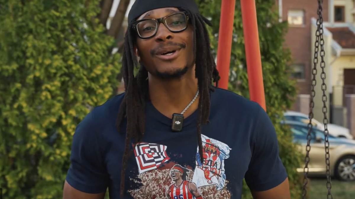  Čima Moneke u majici Crvene zvezde 