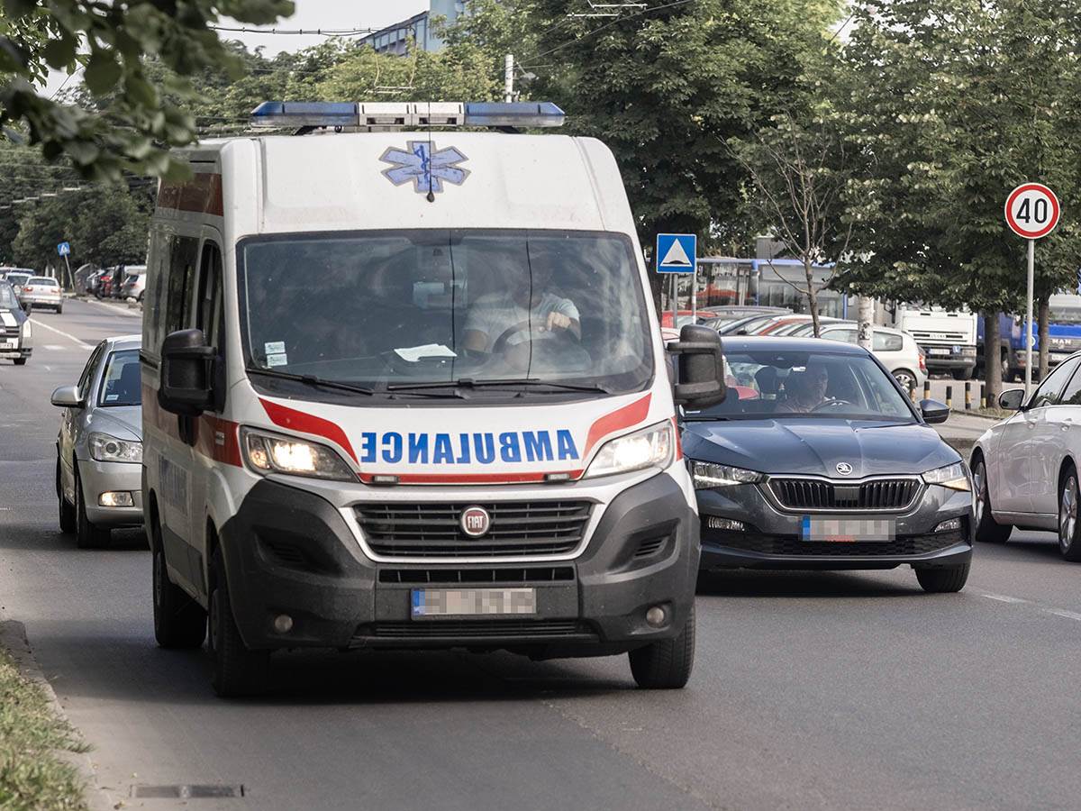  Teška nesreća u Beogradu: Mladić (23) proslavljao diplomu, pa pao sa 3 metra visine 