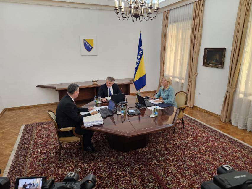  Komšić i Bećirović odbili prijedlog Cvijanovićeve za nominaciju Trampa za Nobelovu nagradu  