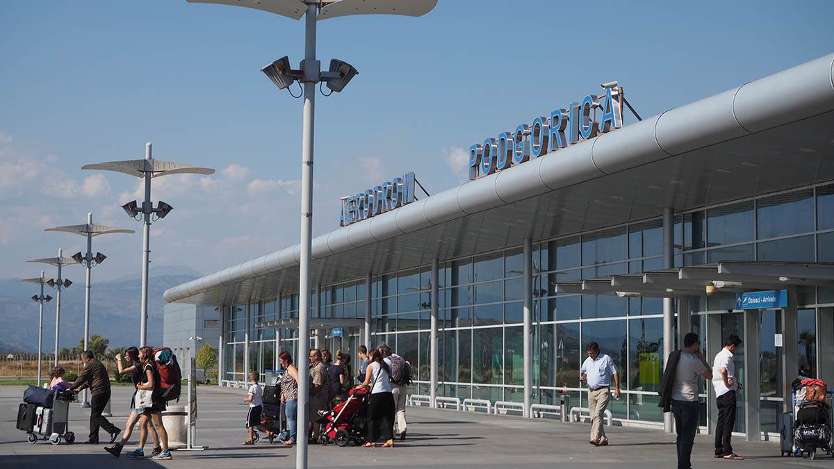  Pijani pravili haos na podgoričkom aerodromu: Galamili, uznemiravali putnike, pa napali policajce 