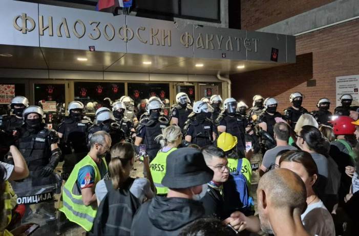  Kordon policije na ulazu: Novi protestni skup ispred Filozofskog fakulteta u Novom Sadu 
