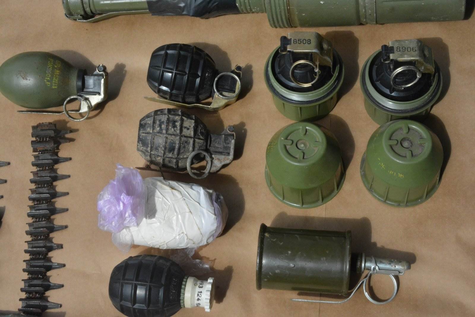  Pijan mahao ratnom zastavom BiH, pronađen mu arsenal oružja  