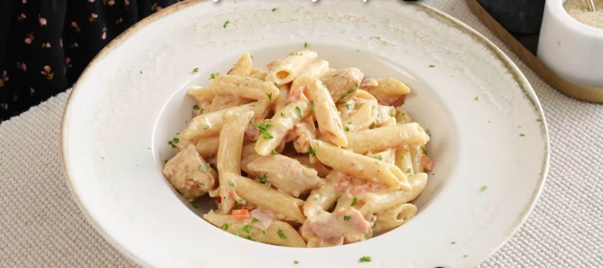  Pasta sa piletinom i slaninom 