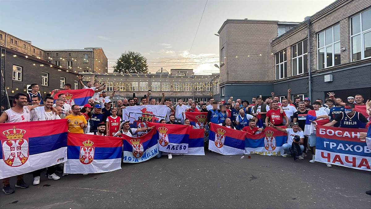  Navijači Srbije u Letoniji igrali kolo i slušali srpske pjesme 