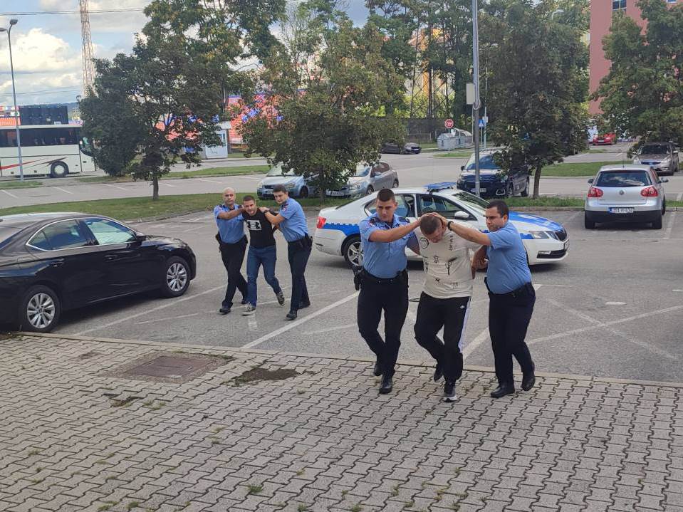 Banjalučani uhapšeni zbog napada na policiju sprovedeni u tužilaštvo 
