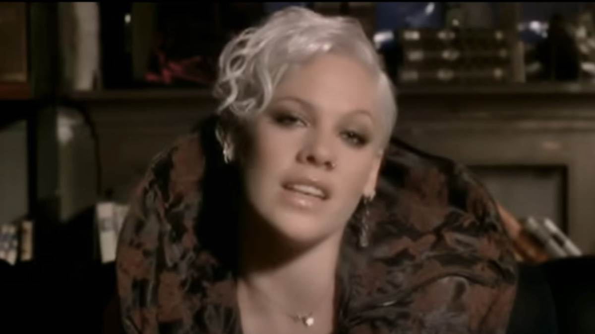  Pink pije vino dok prima infuziju 