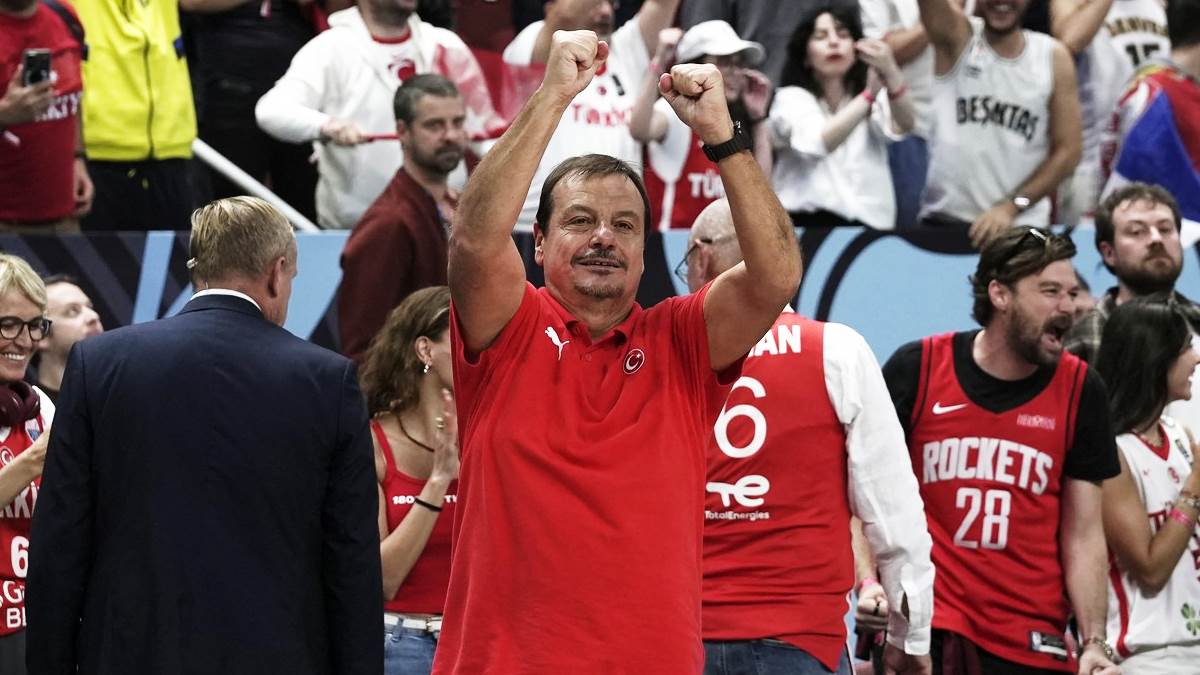  Ergin Ataman burno proslavio pobjedu Turske protiv Srbije 