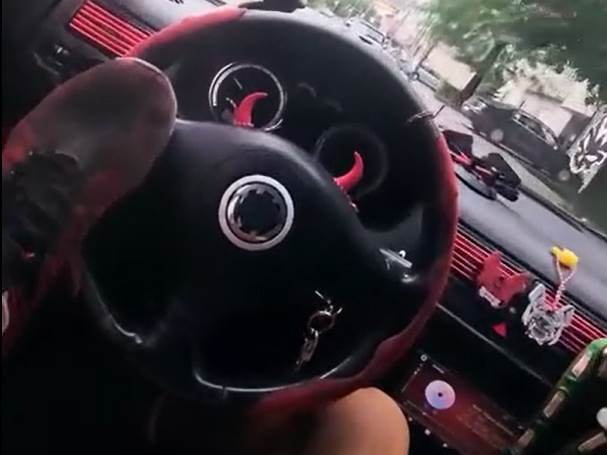  Uhapšen vozač u Konjicu koji je volan držao nogom 