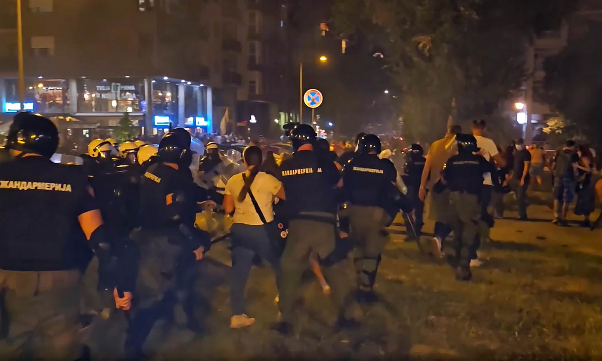  Sukob građana i policije u Novom Sadu 