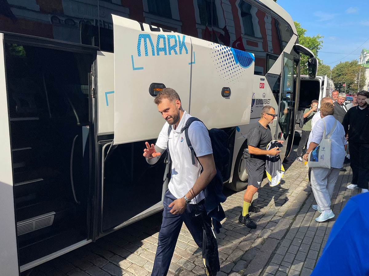  Reprezentacija Srbije napustila Rigu 