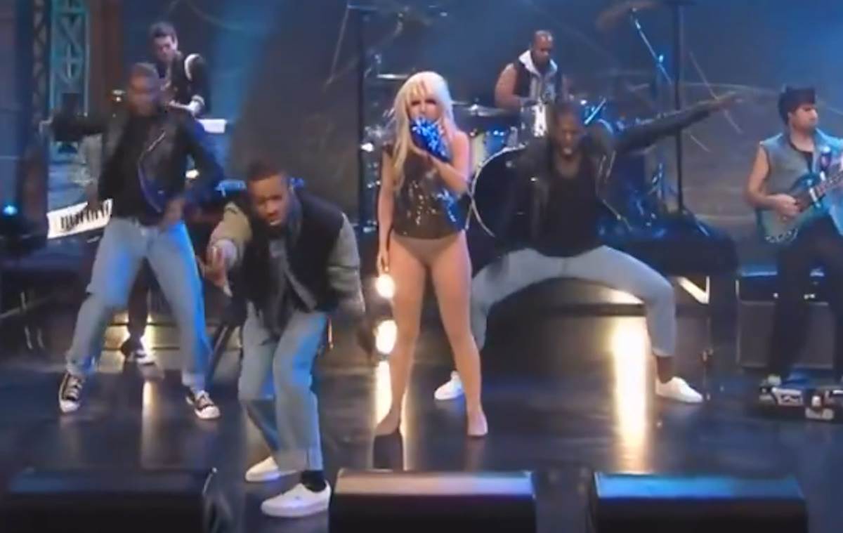  Lejdi Gagi ukrali pantalone 