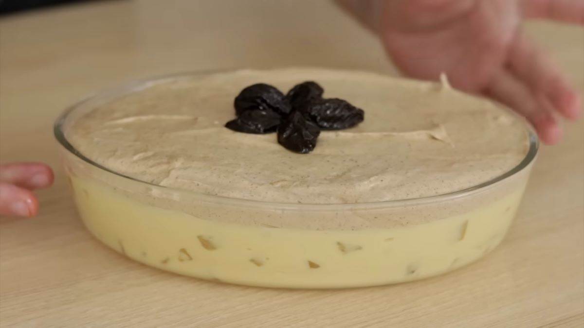  Najjednostavniji recept za kolač sa ananasom i šljivama 