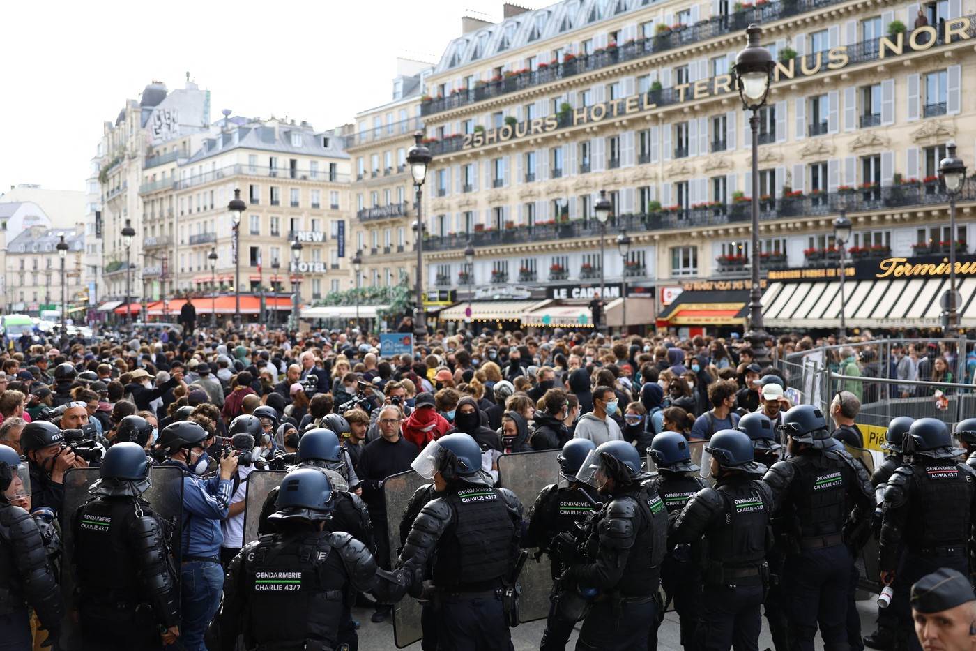  Neredi u Parizu: Policija rastjeruje demonstrante suzavcem, gore kante ispred škola 