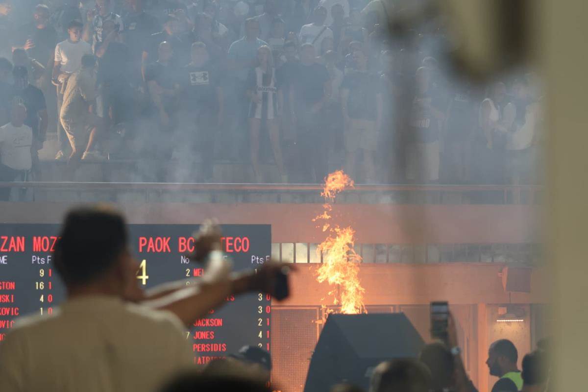  Požar na utakmici Partizan Paok 