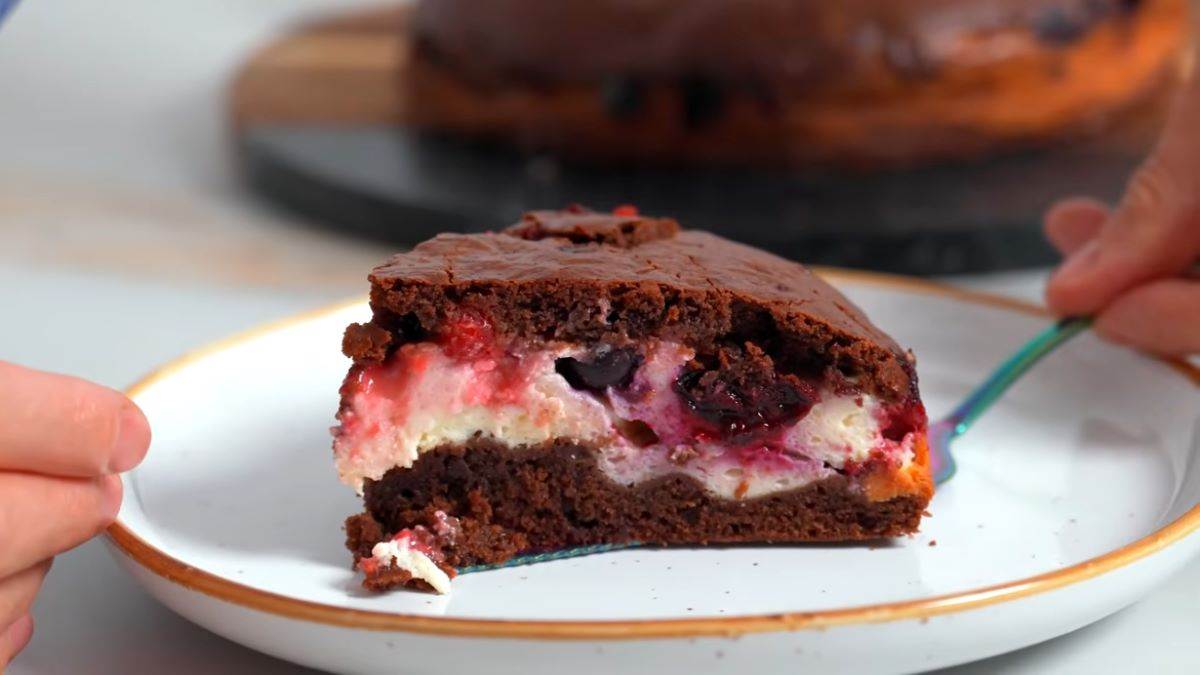  Čoko kolač sa svježim sirom i bobičastim voćem 