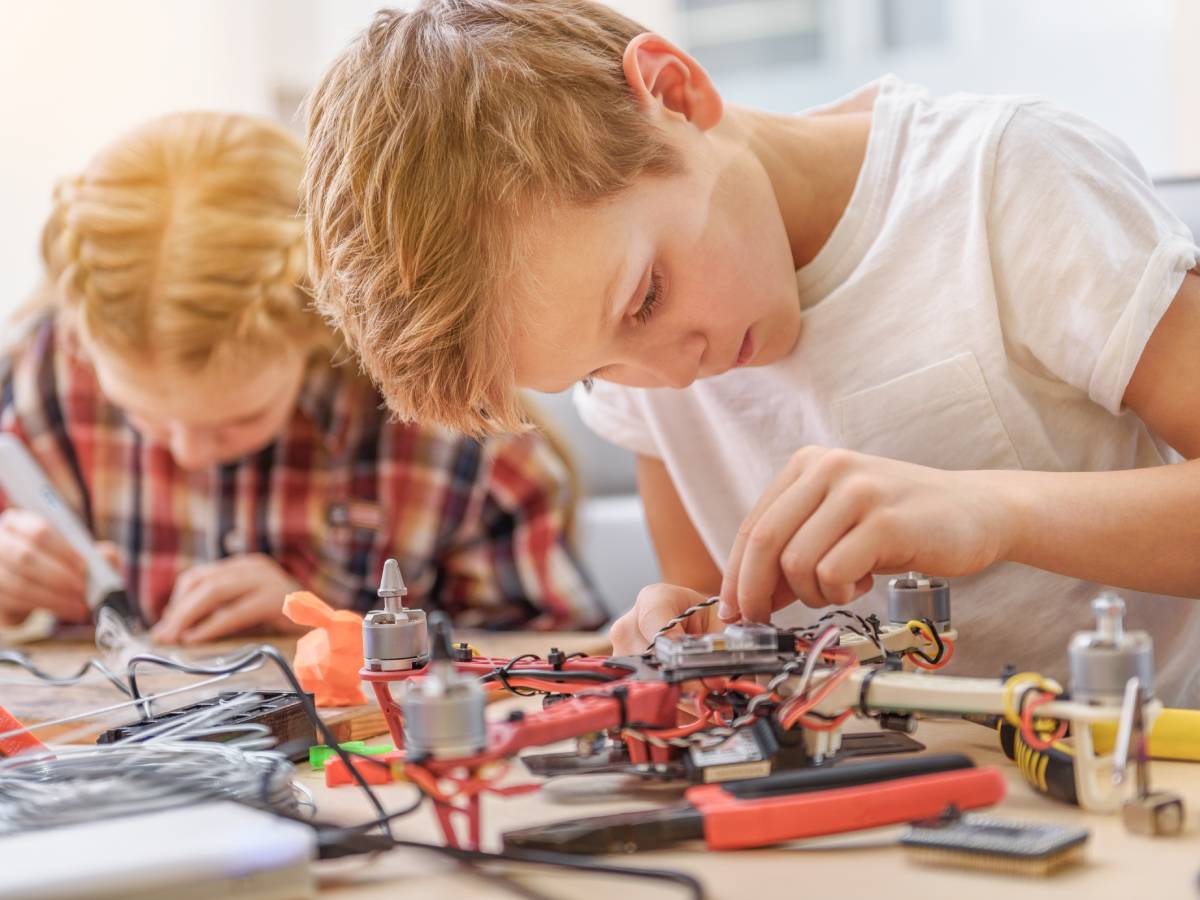  Otvorena prva od devet škola u Litvaniji gdje djeca uči da upravljaju dronovima 