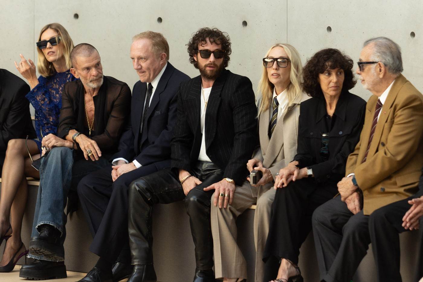  Da li Aron Tejlor Džonson ima novu devojku ili je i dalje sa 24 godine starijom? 