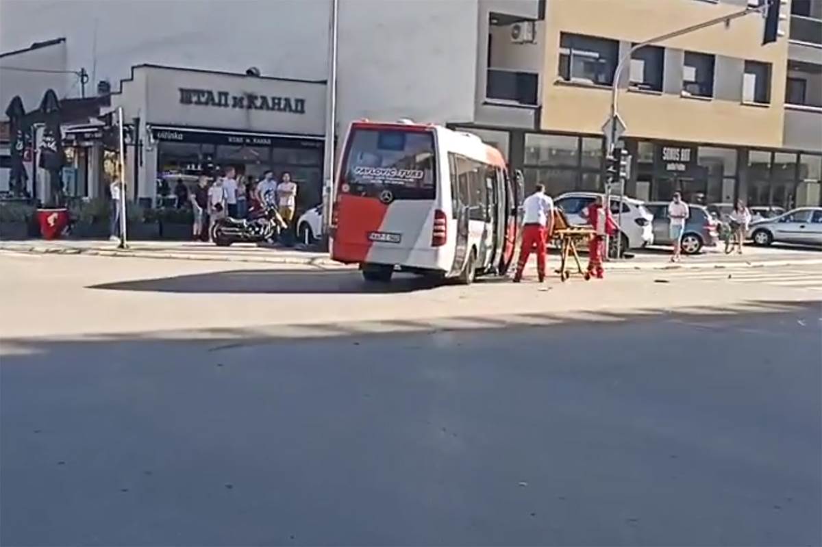  Banjaluka: Sudar kombija i automobila, povrijeđen putnik 