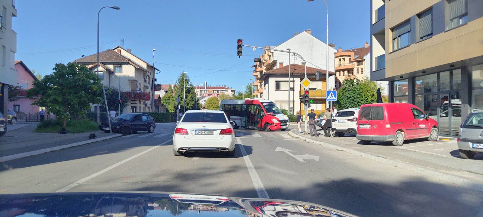  Policija o udesu Banjaluci: Povrijeđen putnik i vozač automobila 
