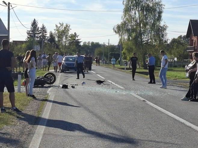  Motociklista zadobio teške povrede u sudaru sa "pežoom" 