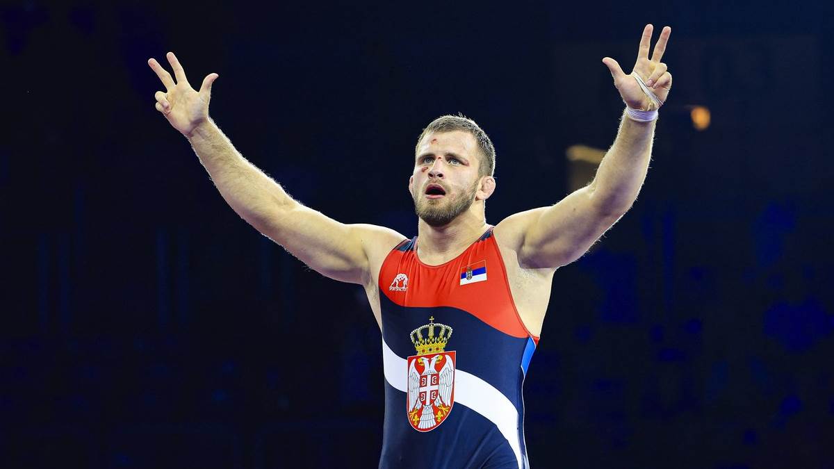  Aleksandar Komarov o dizanju tri prsta u Zagrebu 