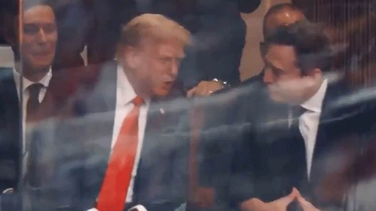  Mask i Tramp na sahrani Čarlija Kirka 