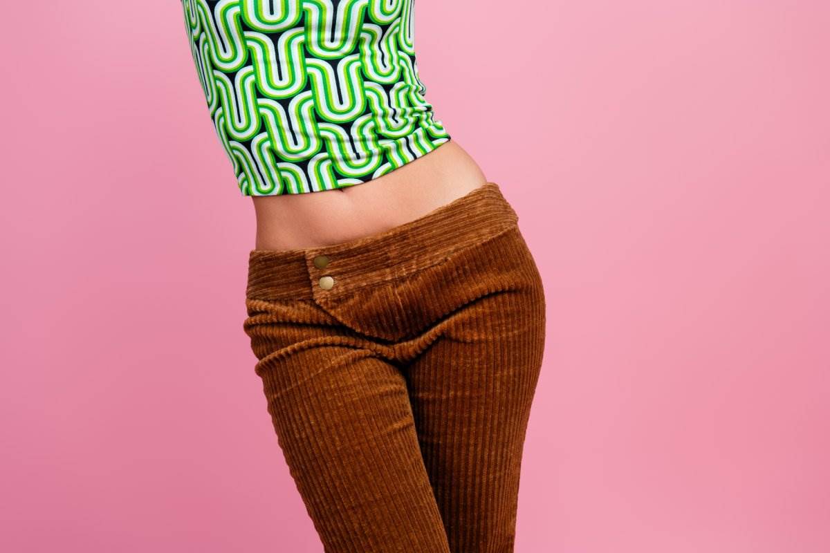  Pantalone niskog struka ponovo u trendu 2025 