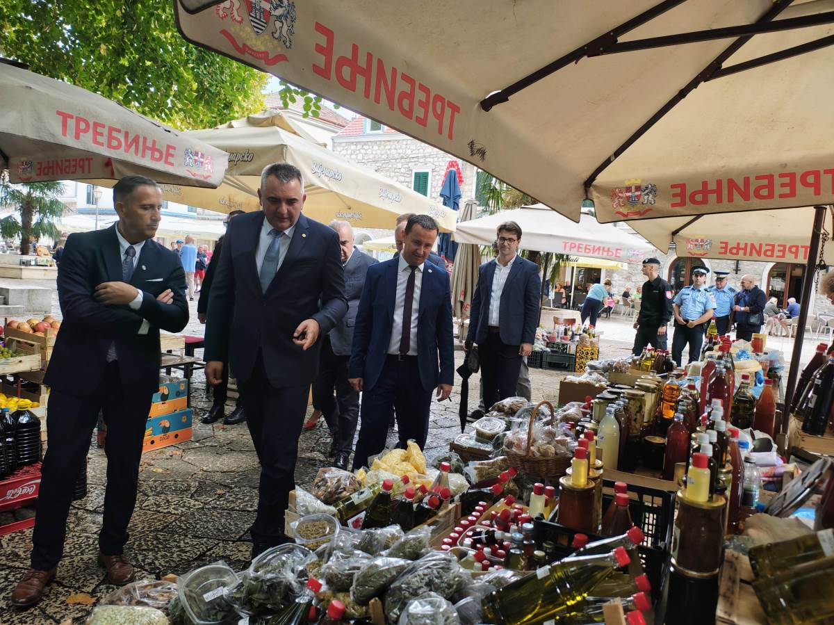  Savo Minić na pijaci u Trebinju 