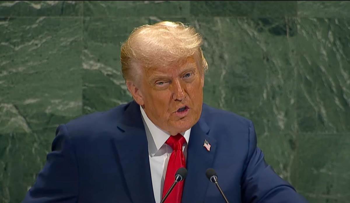  Tramp sa djecom pratio Deda Mraza 