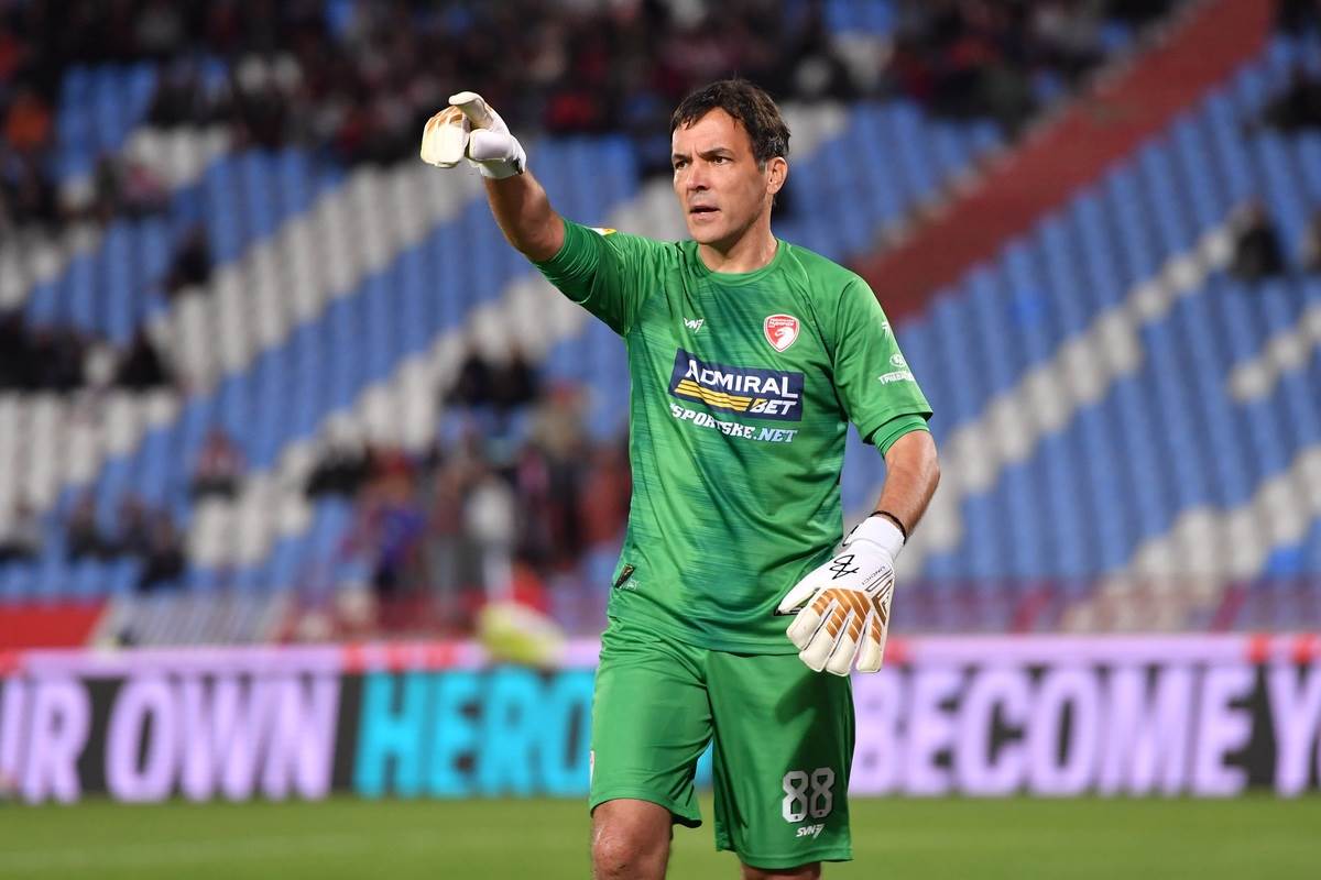  Navijači Crvene zvezde isprozivali Vladimira Stojkovića 