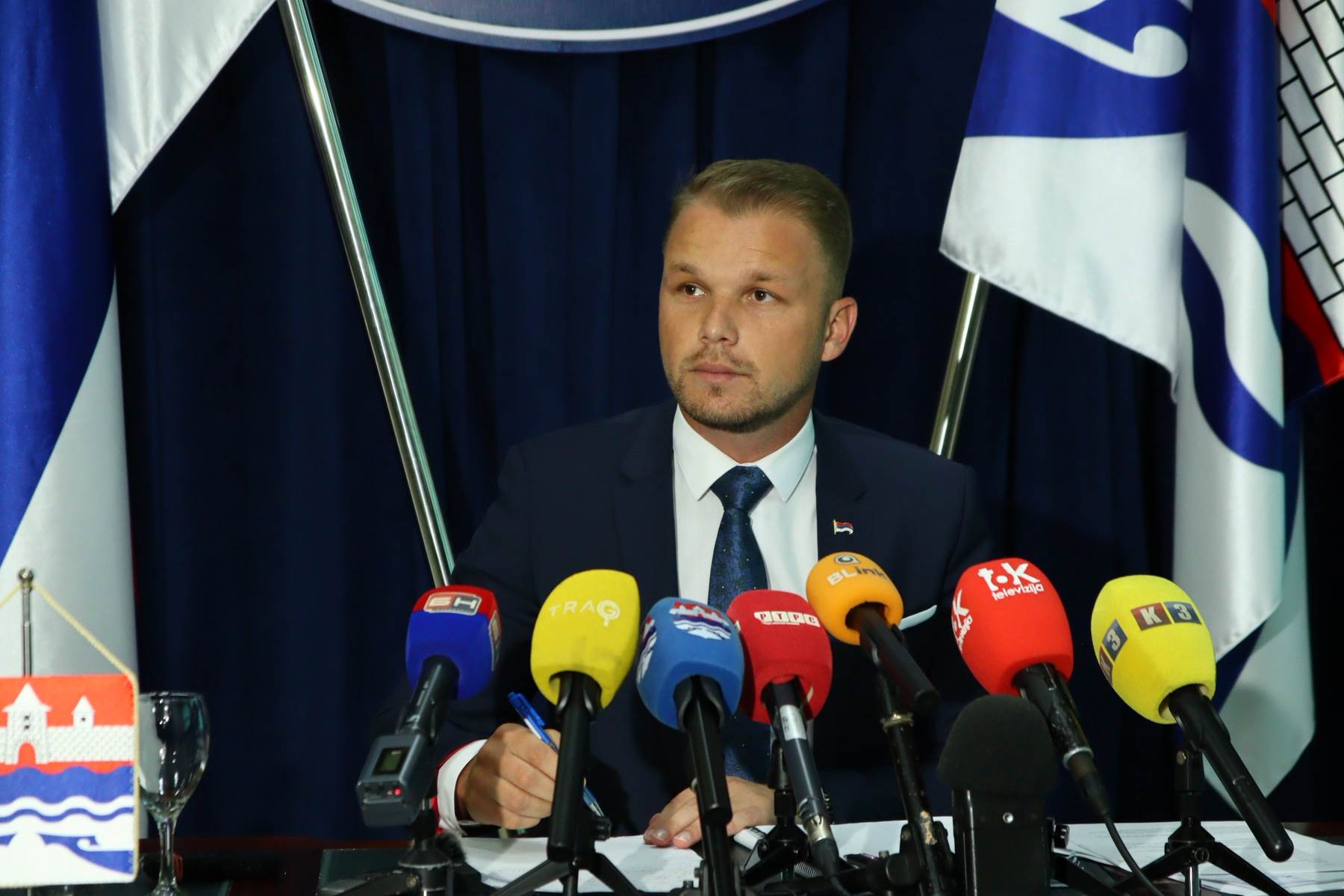  draško stanivuković na konferenciji za novinare 