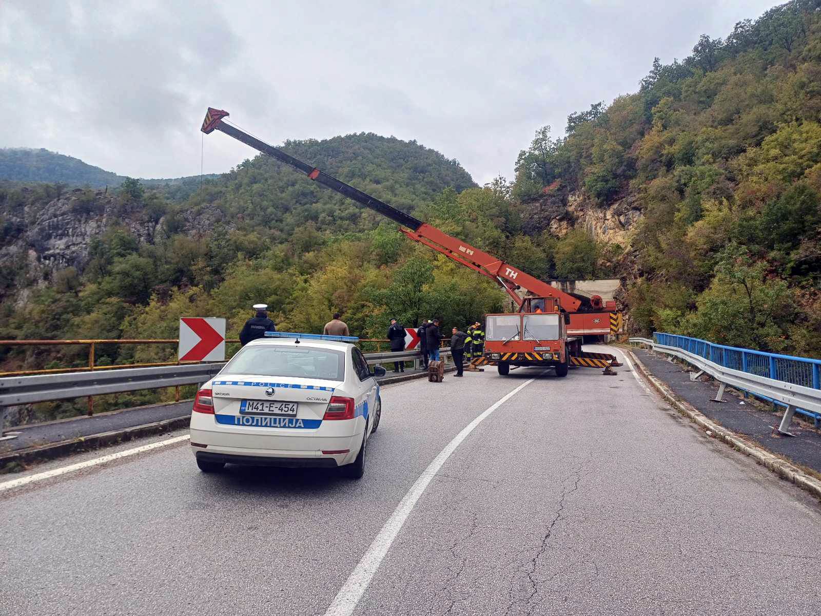  Potraga za vozilom koje je slettejlo u kanjonu Rzava 