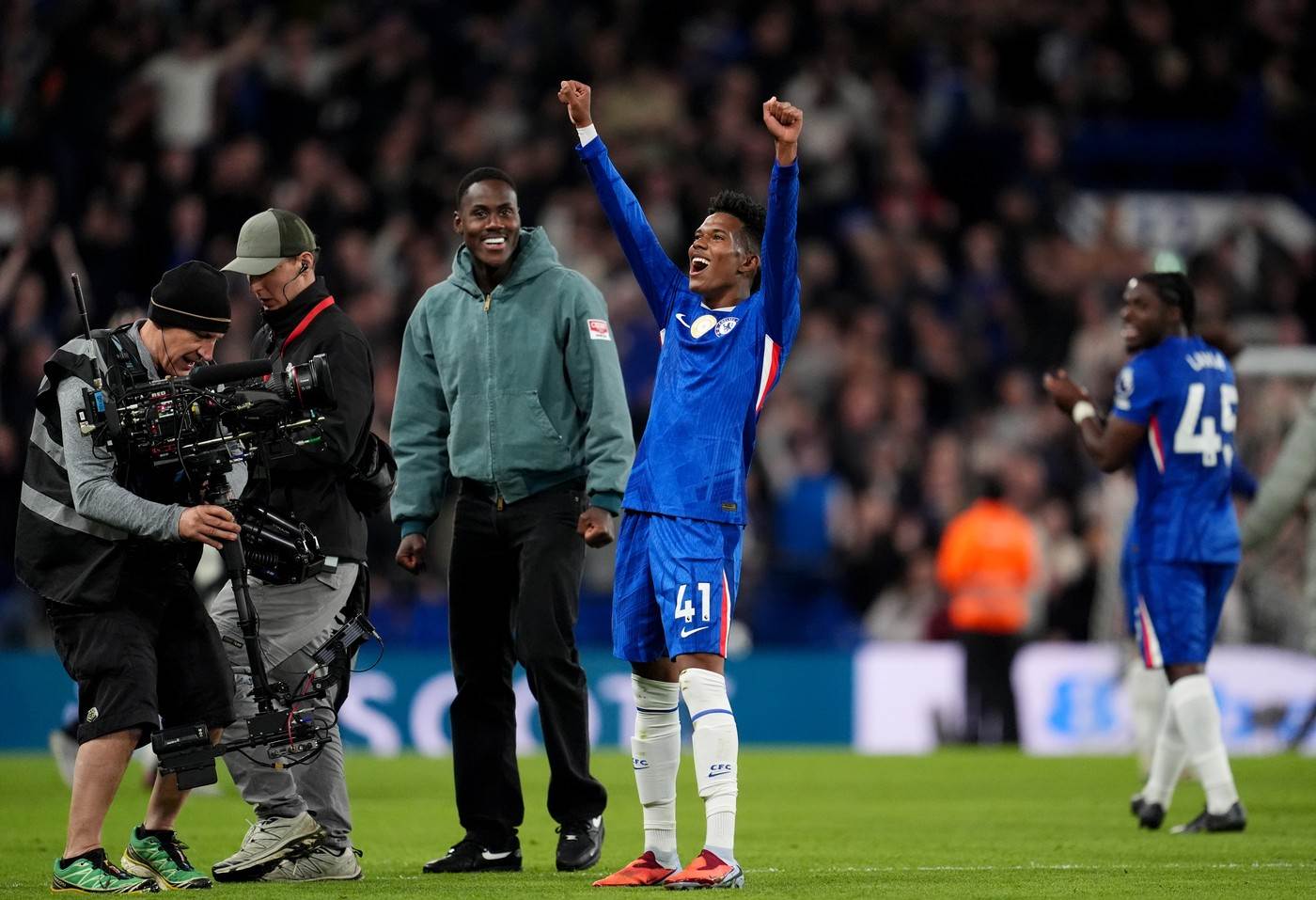  Estevao proslavlja gol i pobjedu Čelsija nad Liverpulom 