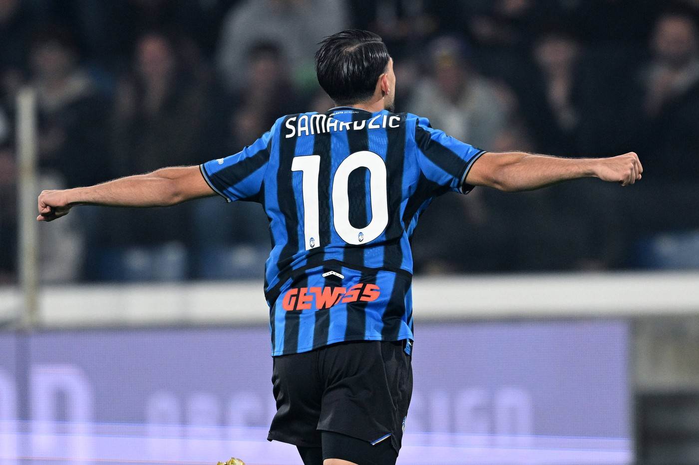  Lazar Samardžić slavi pogodak na meču Atalanta - Komo 