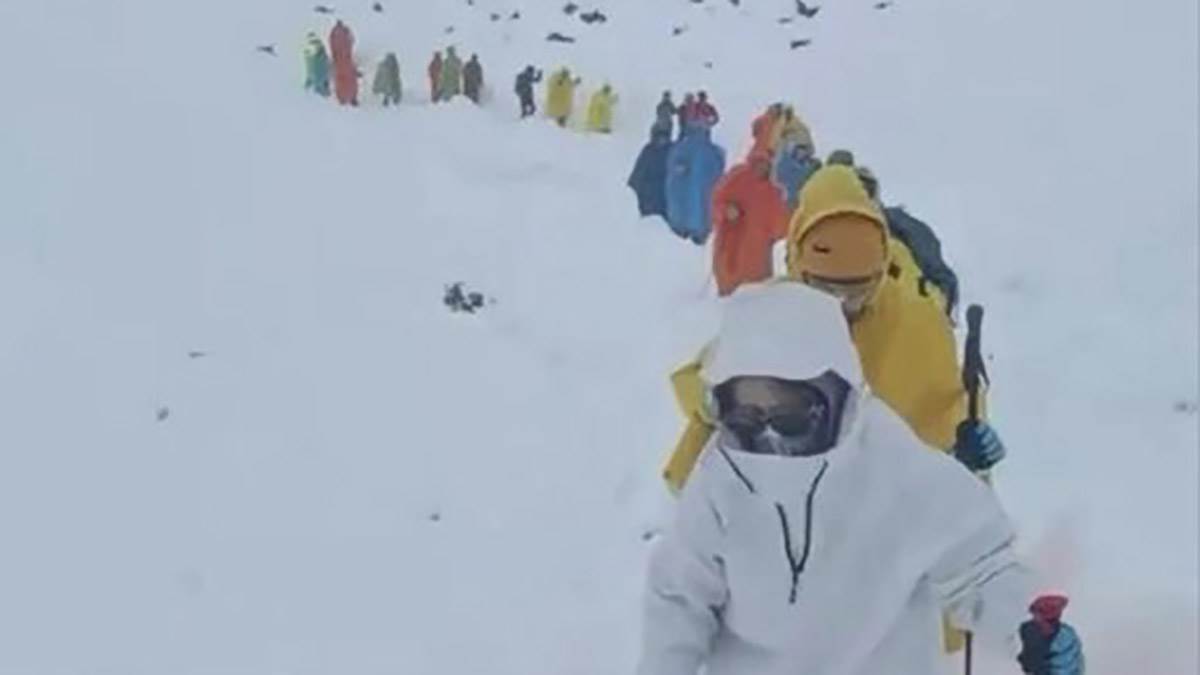  1000 ljudi zaglavljeno na mont everestu 