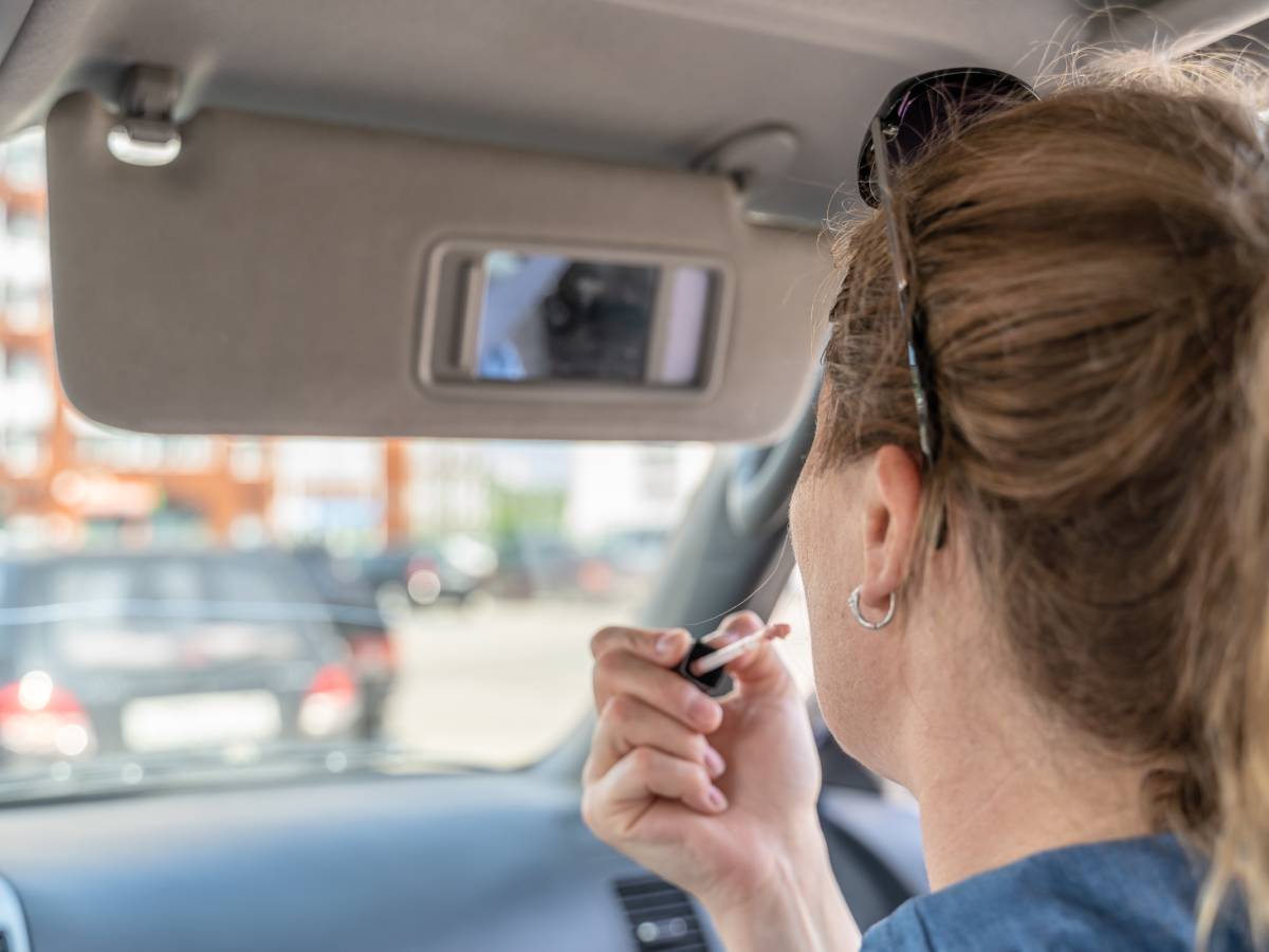  Španija kažnjava korišćenje ogledala na viziru za sunce u vozilima 