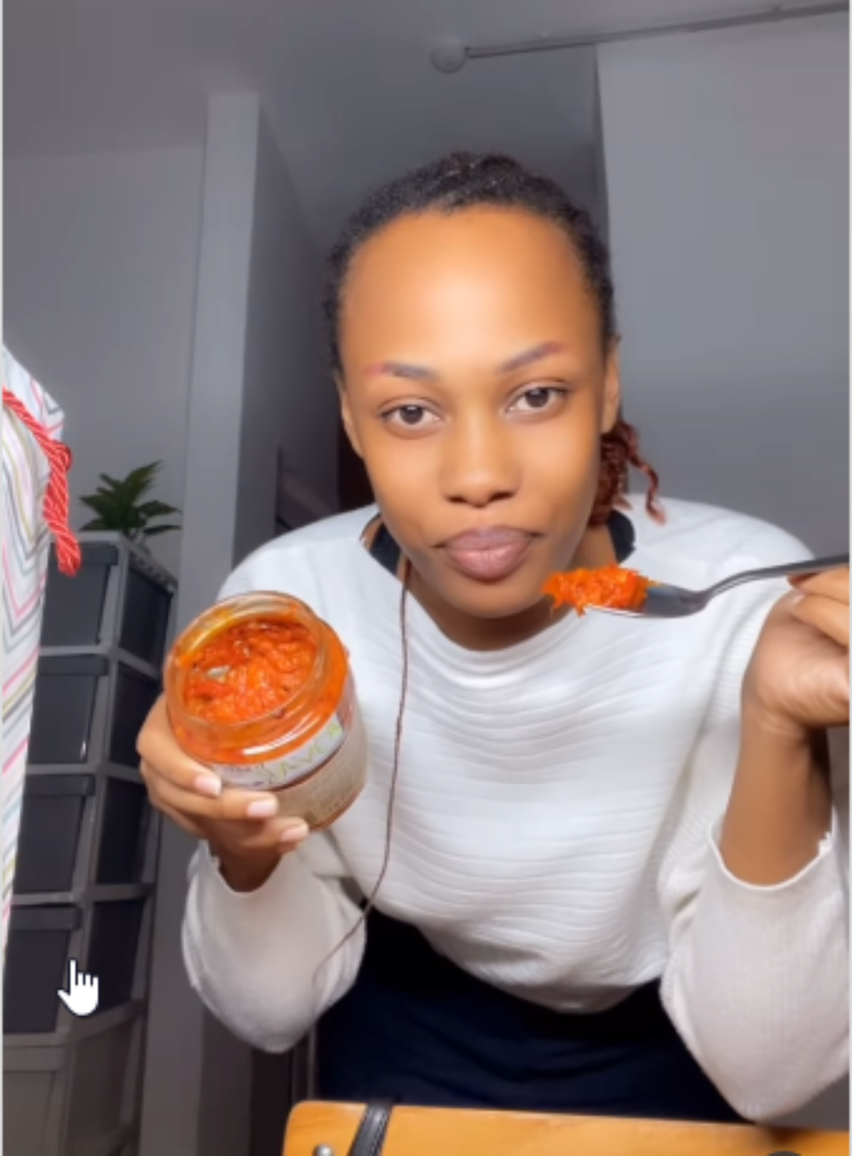  Džulijan Abasa iz Ugande prvi put proba ajvar 