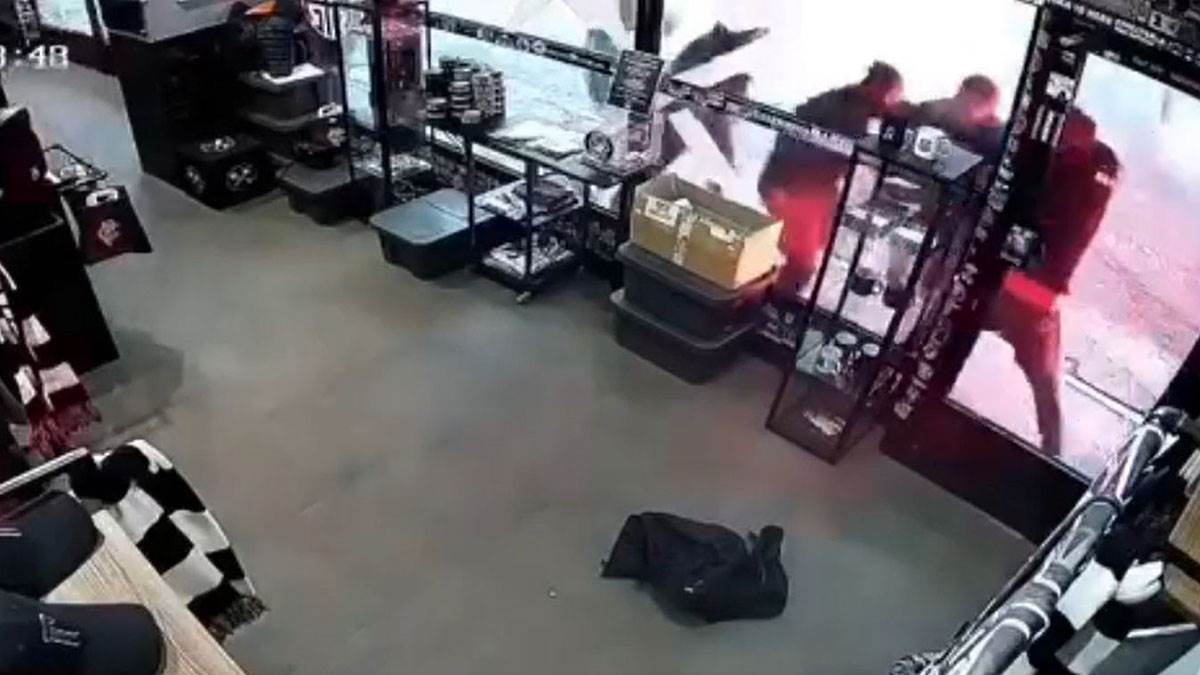  Tuča navijača Zvezde i Partizana Delije napale butik-crno-bijelih 