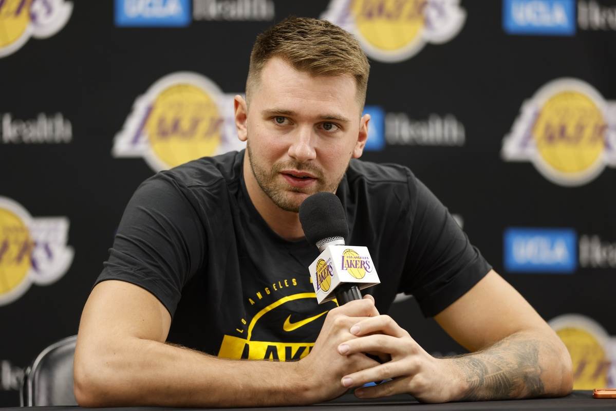  Luka Dončić odveo igrače Lejkersa na trku automobilima  