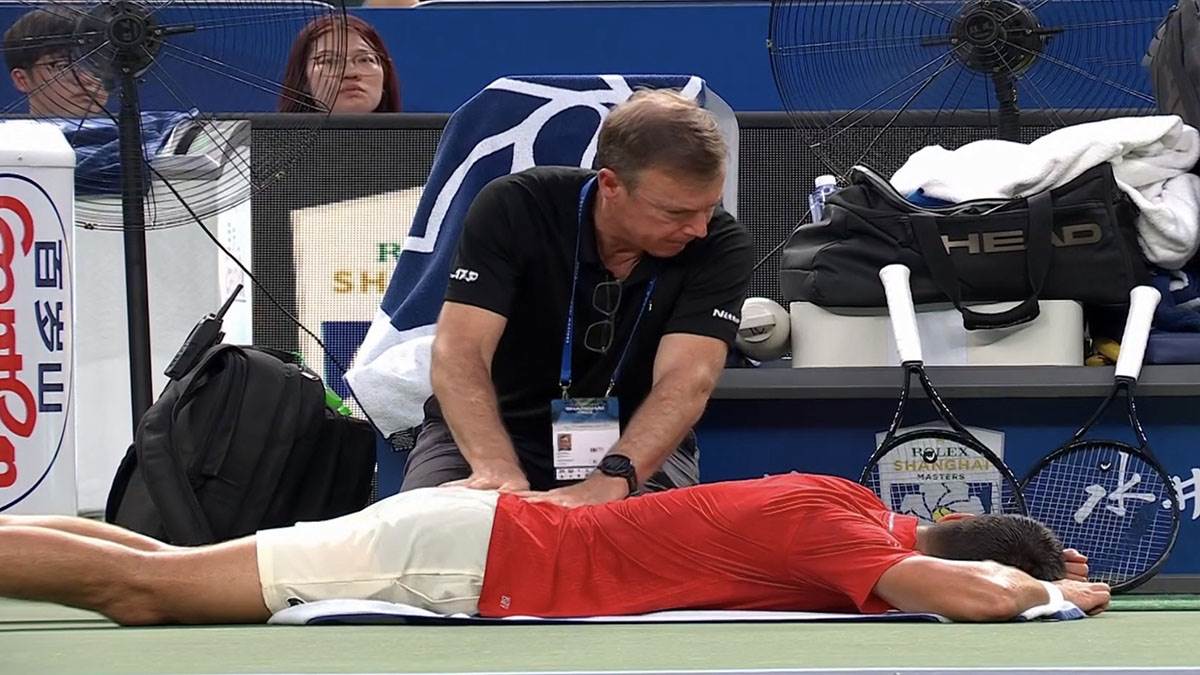  Novak Đoković povrijeđen, traži pomoć ljekara 