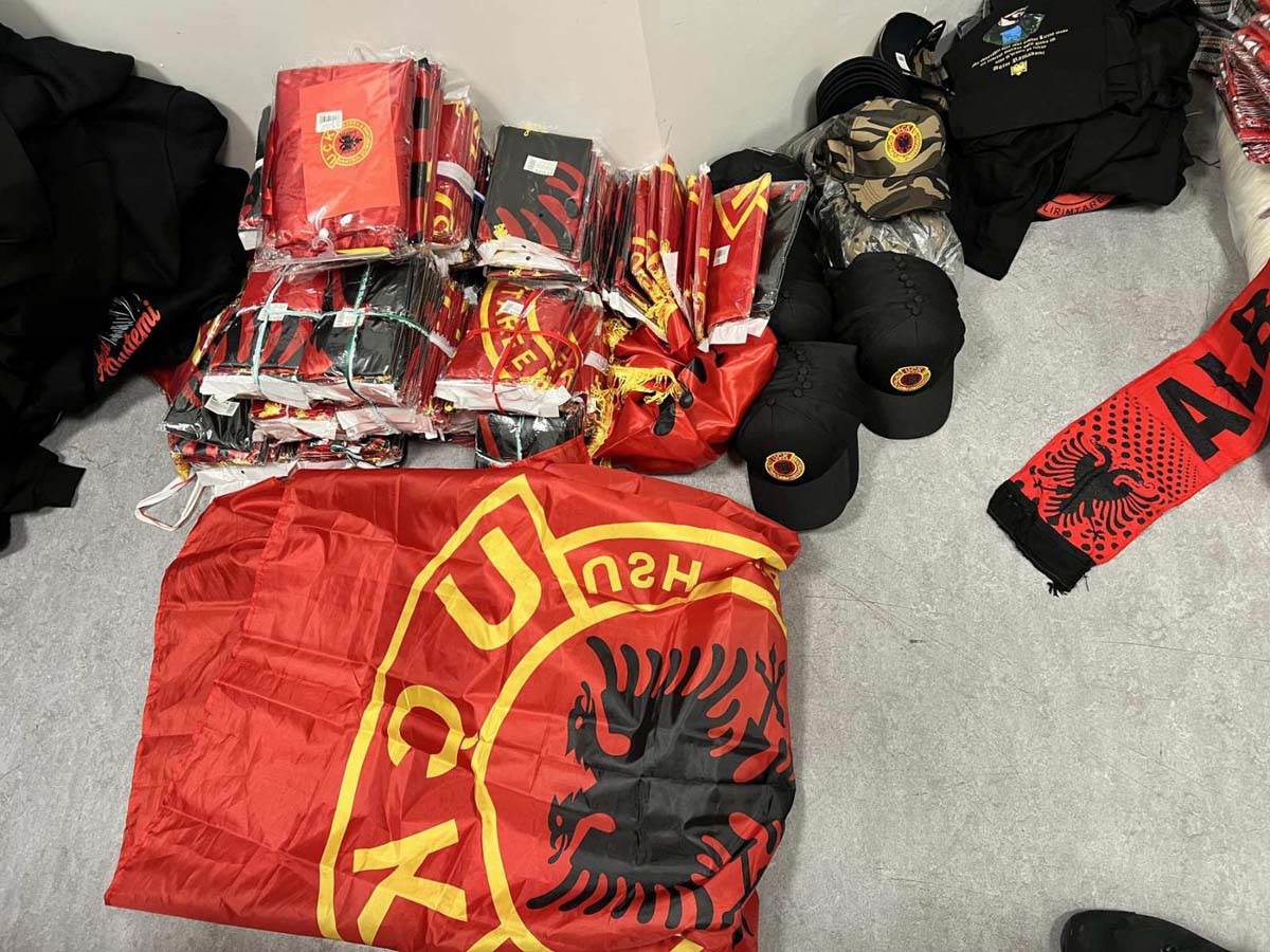  Uhapšen navijač Albanije sa majicom UČK 