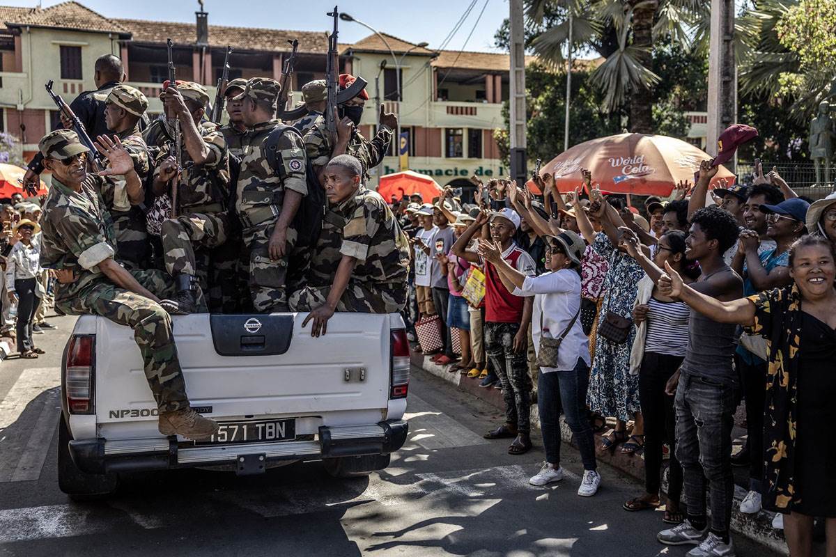  predsjednik madagaskara pobjegao iz zemlje 