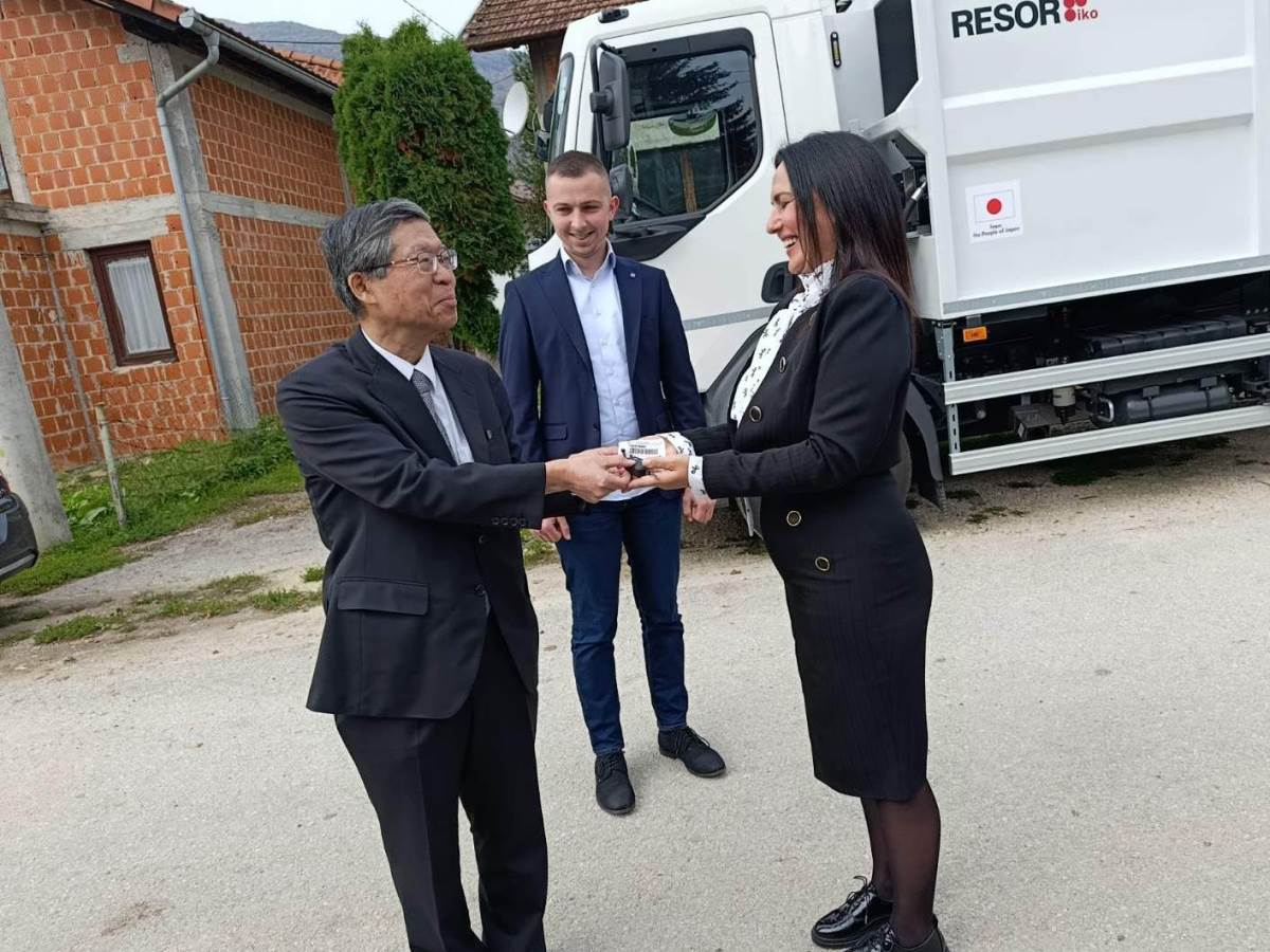  Japanska Vlada donirala vozilo za odvoz smeća opštini Jezero 
