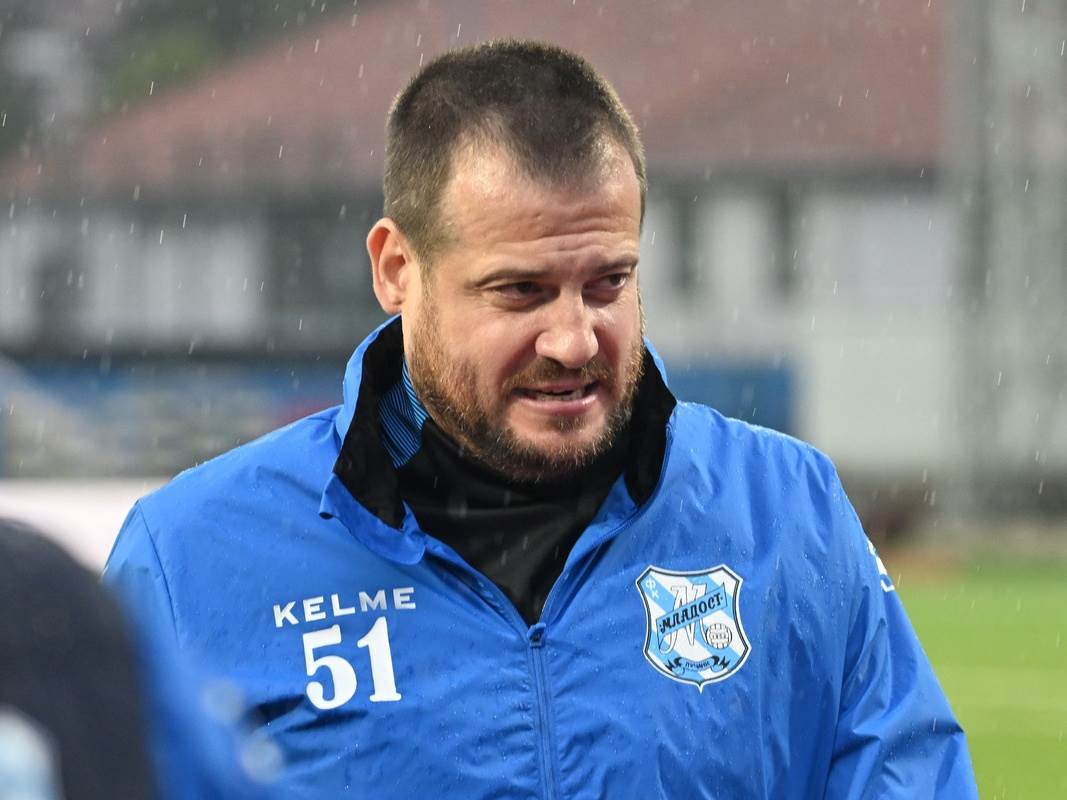  Nenad Lalatović prigovara protivničkim igračima 